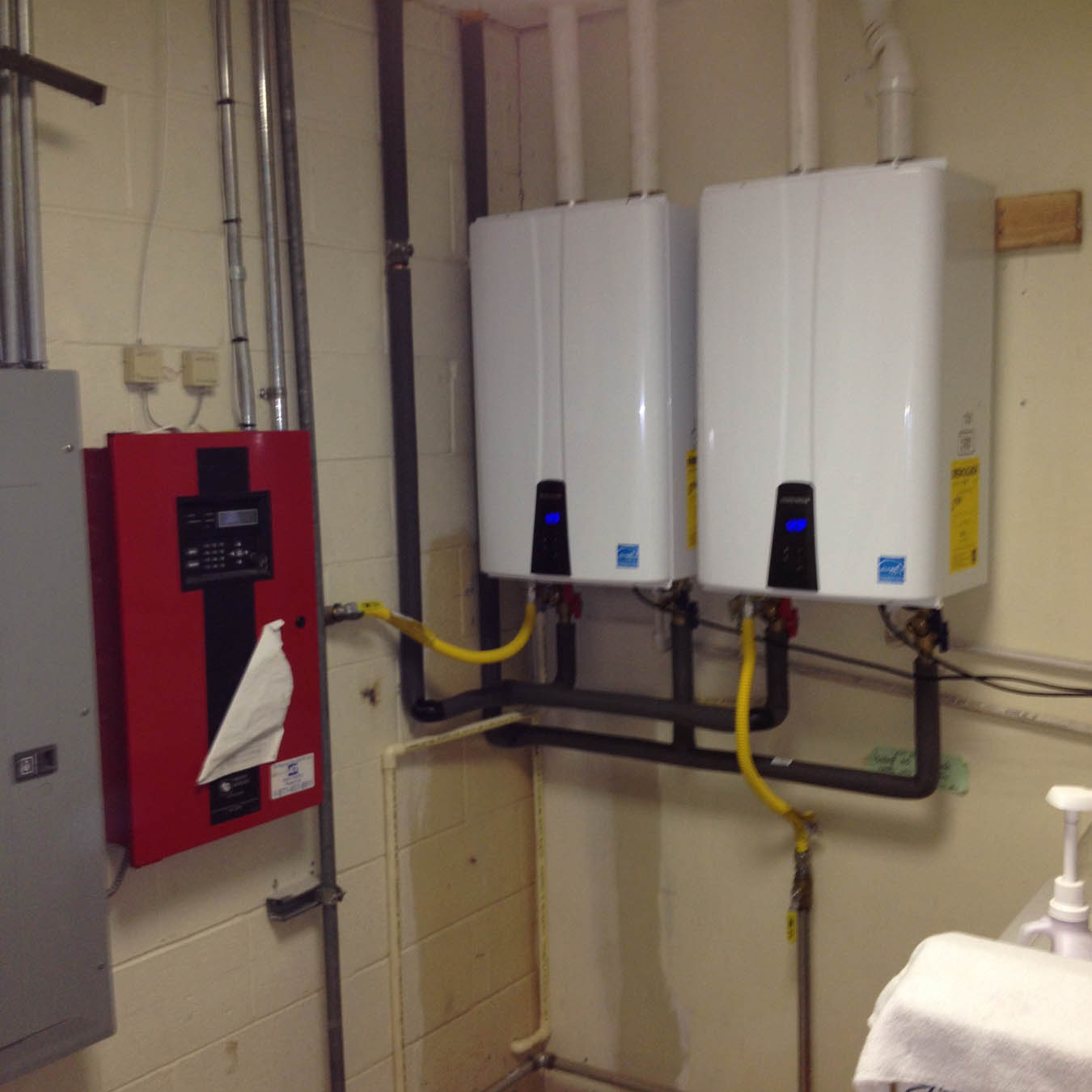 Tankless Commercial<br />
Water Heaters
